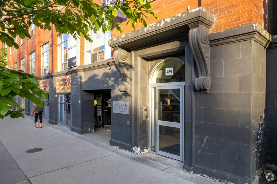 489 College St, Toronto, ON à louer - Photo du bâtiment - Image 3 de 4