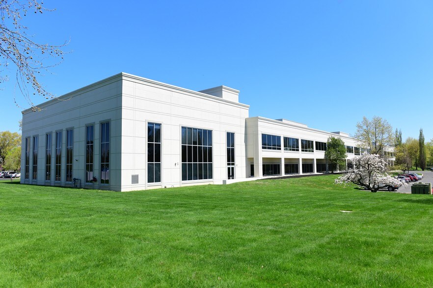 50 Millstone Rd, East Windsor, NJ à louer - Photo du bâtiment - Image 3 de 12