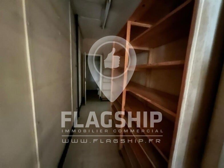Retail in Saint-Cloud for lease - Interior Photo - Image 2 of 7