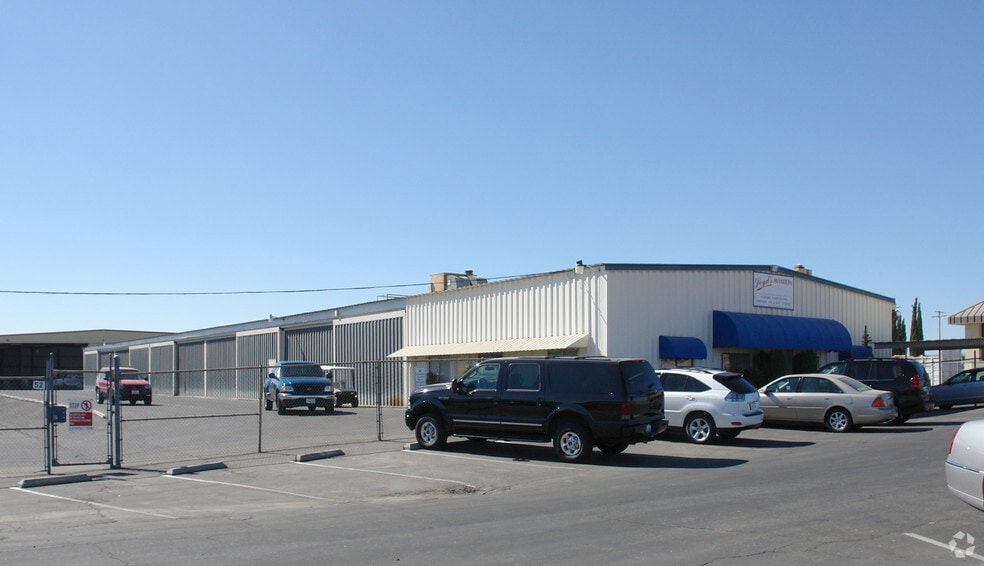 2827 Hanger Way, Bakersfield, CA for lease - Primary Photo - Image 1 of 2