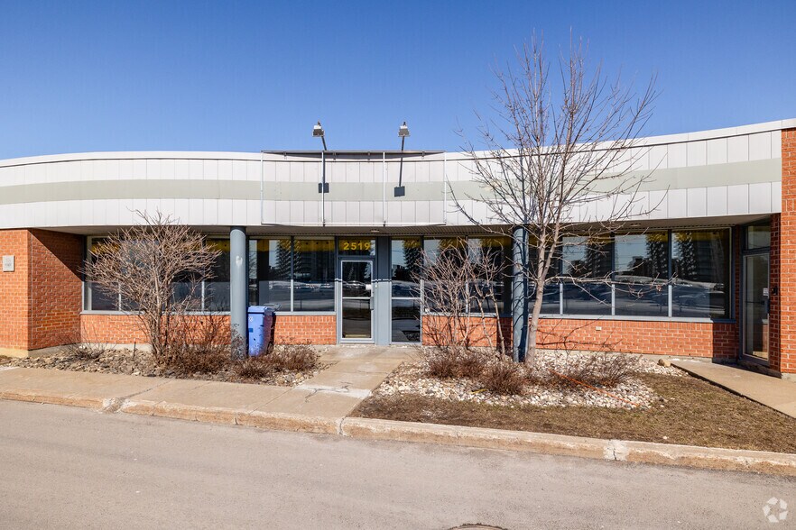 2519-3300 Blvd Chomedey, Laval, QC à louer - Photo du bâtiment - Image 2 de 4