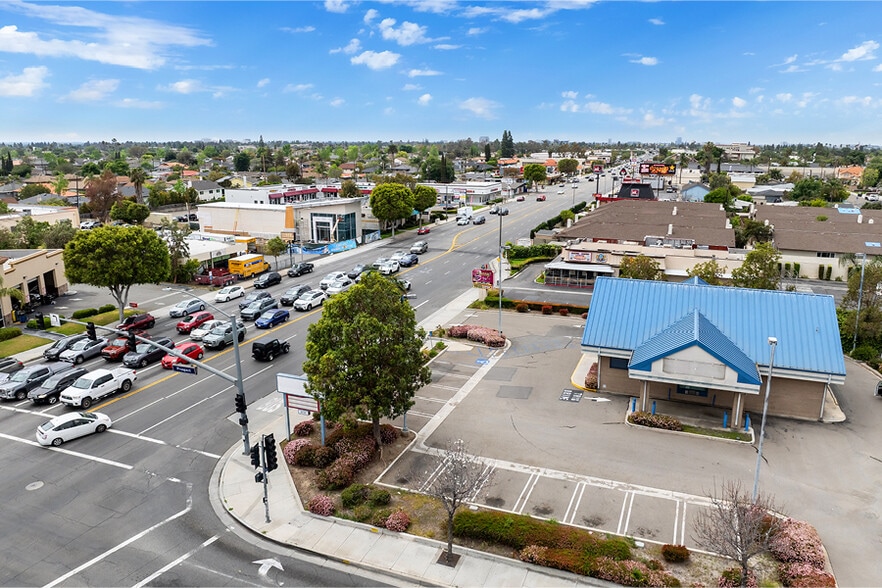 3237 E Chapman Ave, Orange, CA à vendre - Photo du bâtiment - Image 3 de 5