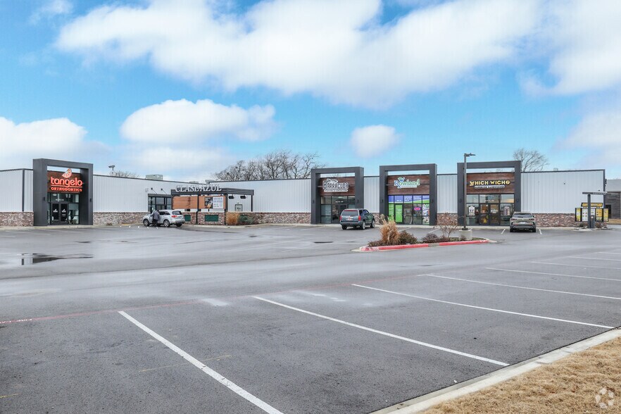 802 W Main St, Jenks, OK for lease - Primary Photo - Image 1 of 6