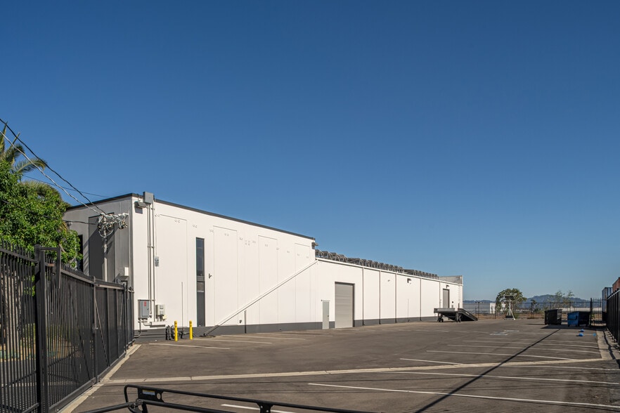 11166 Gault St, North Hollywood, CA for lease - Building Photo - Image 3 of 12