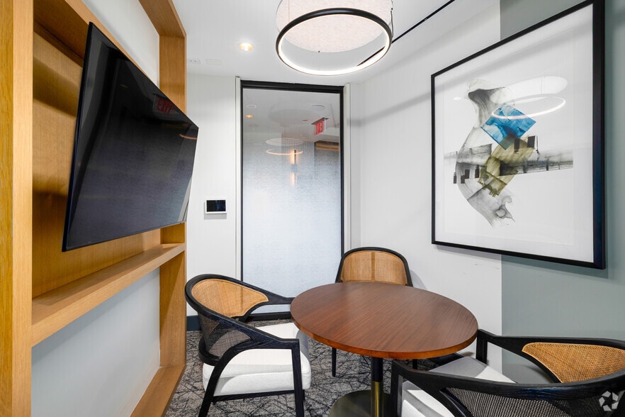 1033 W Broad St, Falls Church, VA for lease - Interior Photo - Image 3 of 14
