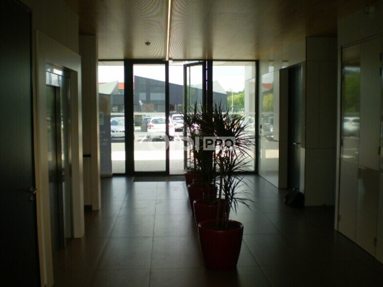 Office in Bezannes for lease - Lobby - Image 3 of 4