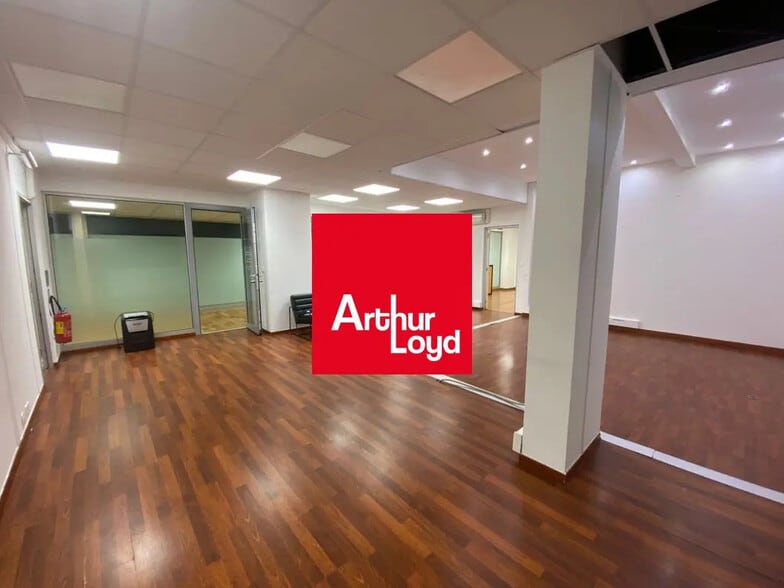 Office in Marseille for lease - Building Photo - Image 1 of 7