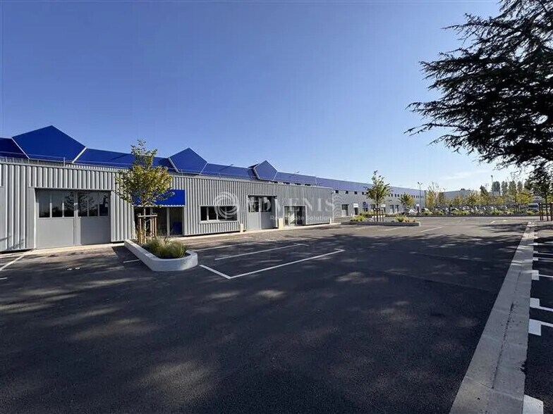 Flex dans Vaux-le-Pénil à louer - Photo du bâtiment - Image 1 de 7