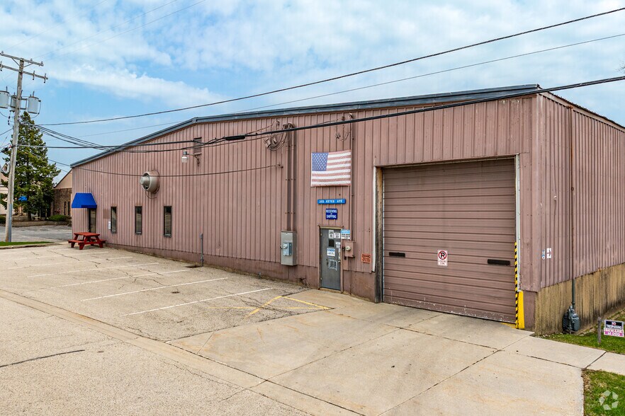201-255 Keyes Ave, Hampshire, IL for sale - Primary Photo - Image 1 of 7