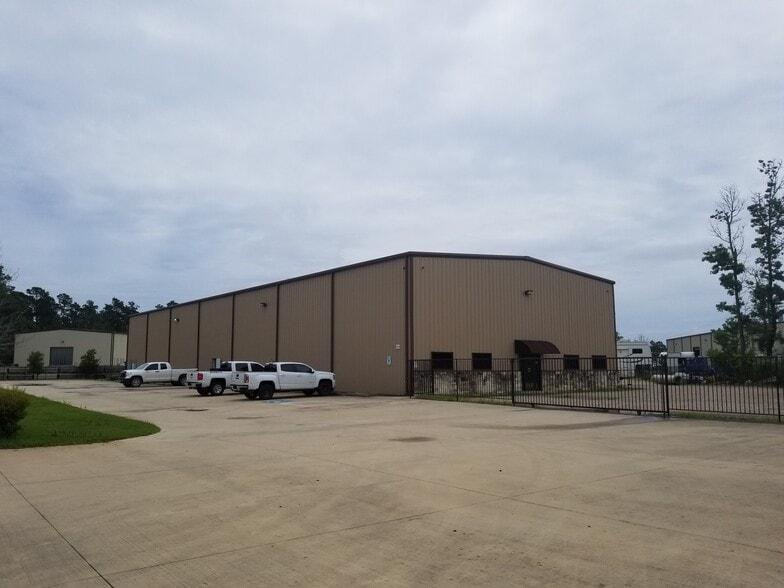 2112 Airport Rd, Conroe, TX for lease - Building Photo - Image 2 of 29