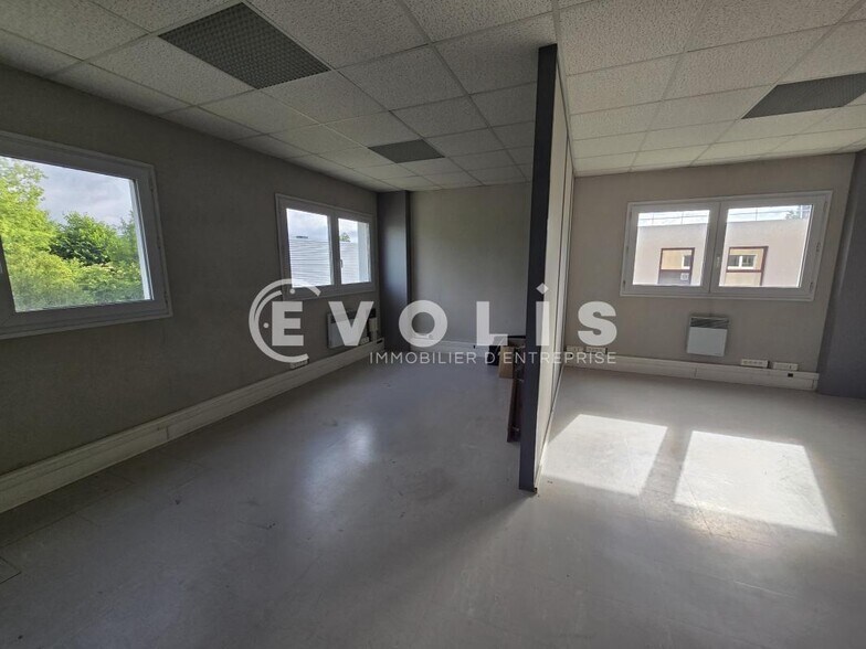 Office in Nozay for lease - Interior Photo - Image 2 of 7