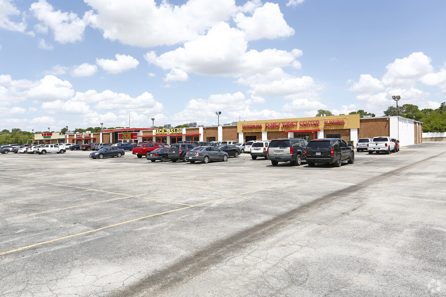 821-901 W Miller Rd, Garland, TX for lease - Primary Photo - Image 1 of 6