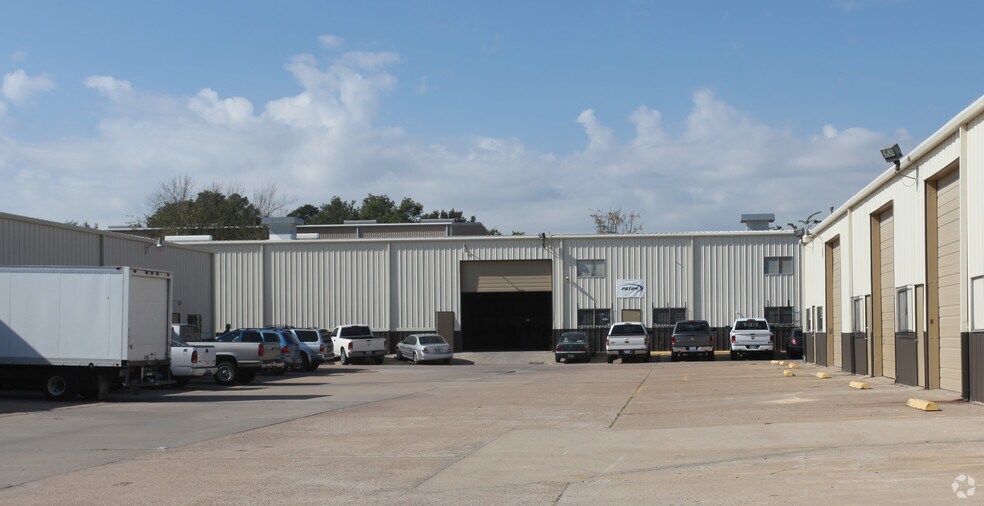 7043 Satsuma Dr, Houston, TX à louer - Photo du bâtiment - Image 3 de 20