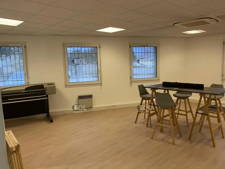 Bureau dans Toussieu à louer - Photo intérieure - Image 2 de 10