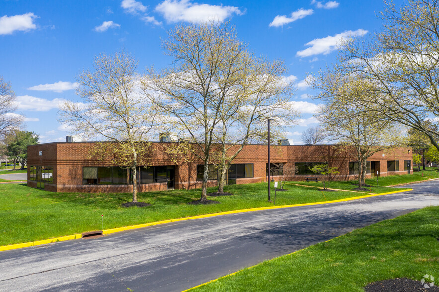 136 Gaither Dr, Mount Laurel, NJ for lease - Building Photo - Image 1 of 2