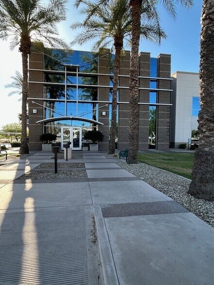 10429 S 51st St, Phoenix, AZ à louer - Photo du bâtiment - Image 2 de 22