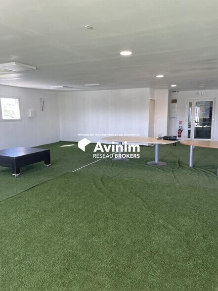 Flex in Saint-Victoret for lease - Interior Photo - Image 2 of 5