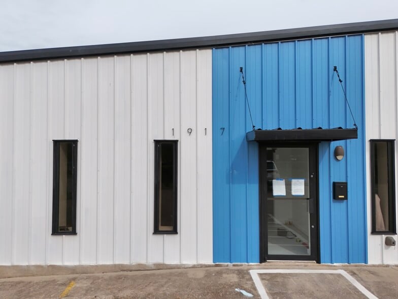 1917 W Bowie St, Fort Worth, TX for lease - Building Photo - Image 2 of 8