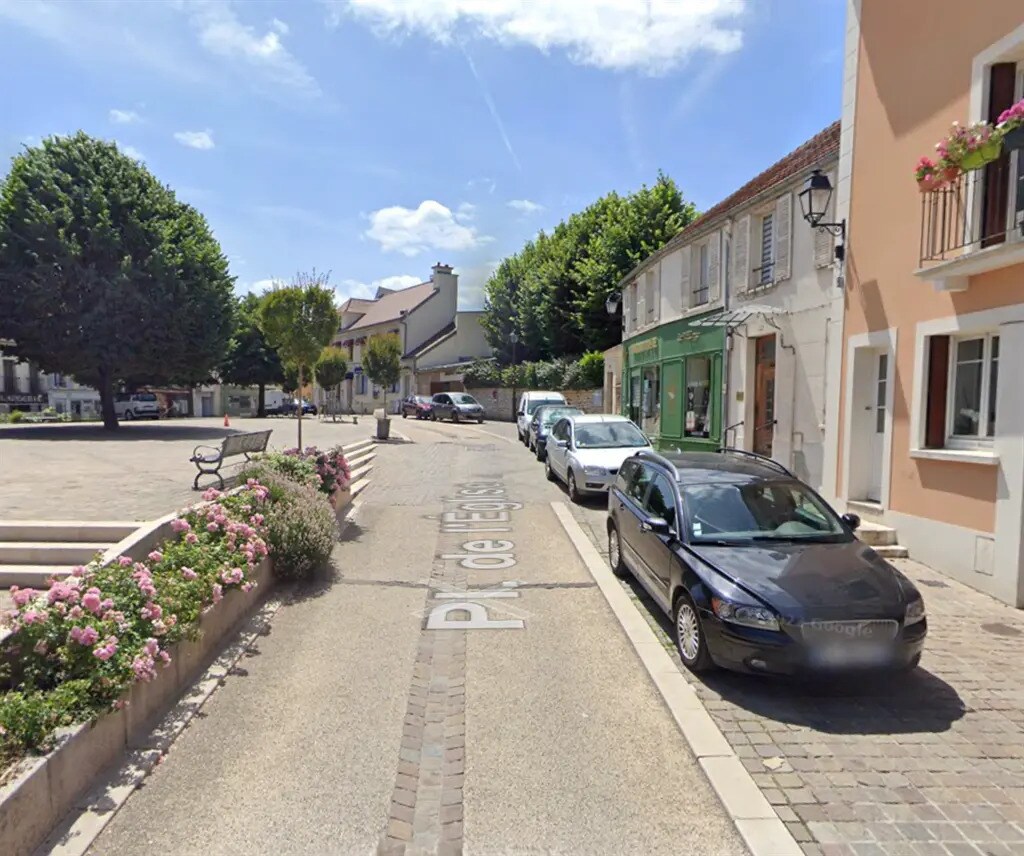 Retail in Louveciennes for lease Building Photo- Image 1 of 3