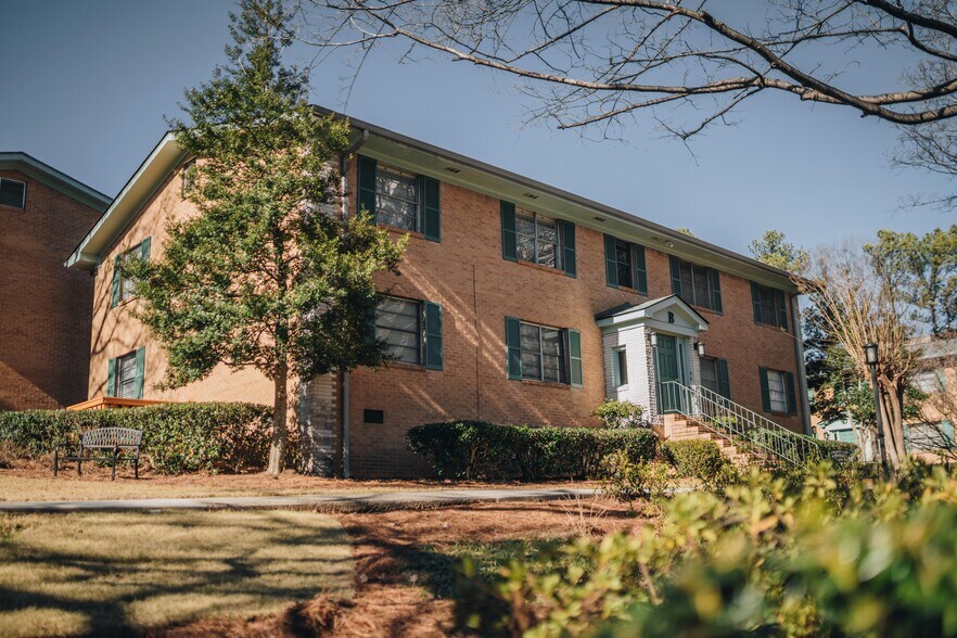 3057 Pharr Court North Ct NW, Atlanta, GA à vendre - Photo du bâtiment - Image 1 de 17