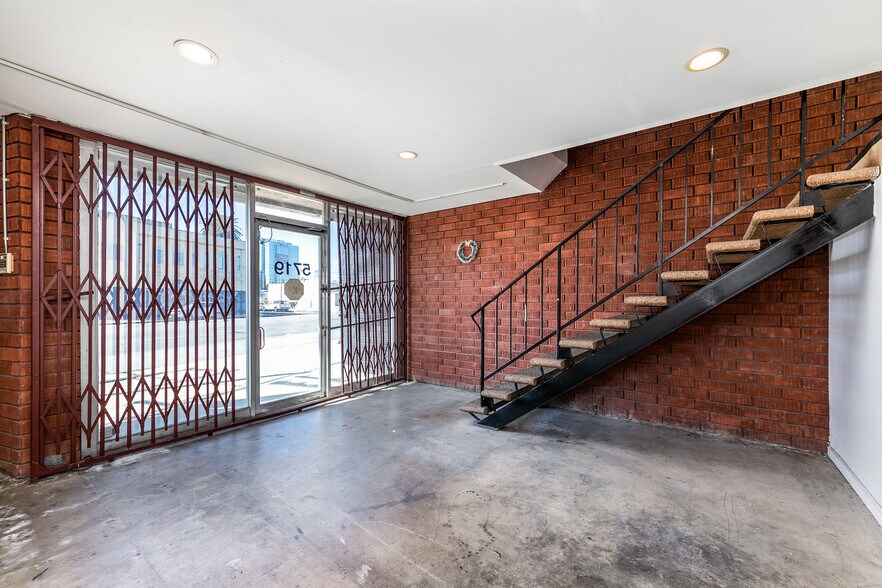 5719 W Adams Blvd, Los Angeles, CA à louer - Photo du bâtiment - Image 3 de 16