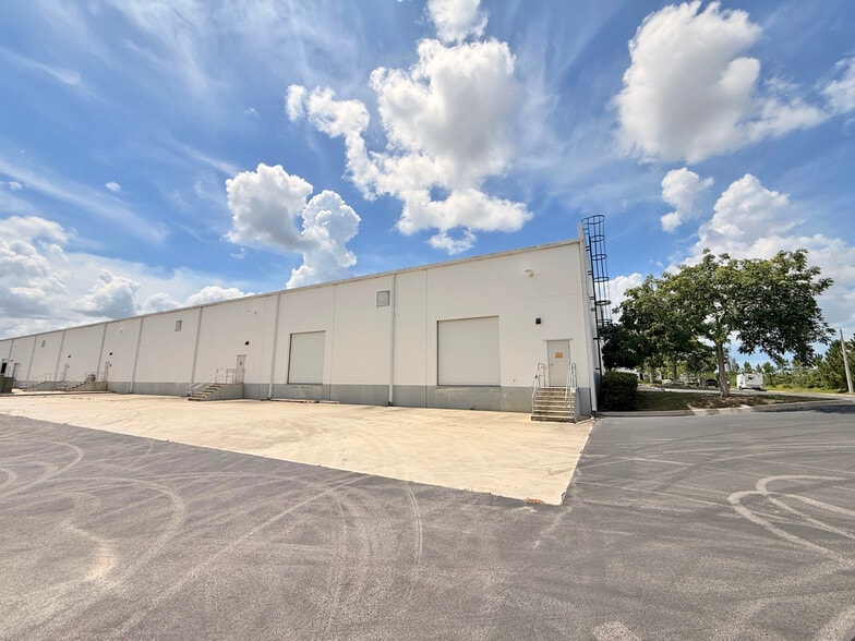 911 E Industrial Cir, Cape Coral, FL for lease - Building Photo - Image 3 of 7