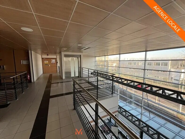 Office in Poissy for lease - Interior Photo - Image 1 of 4