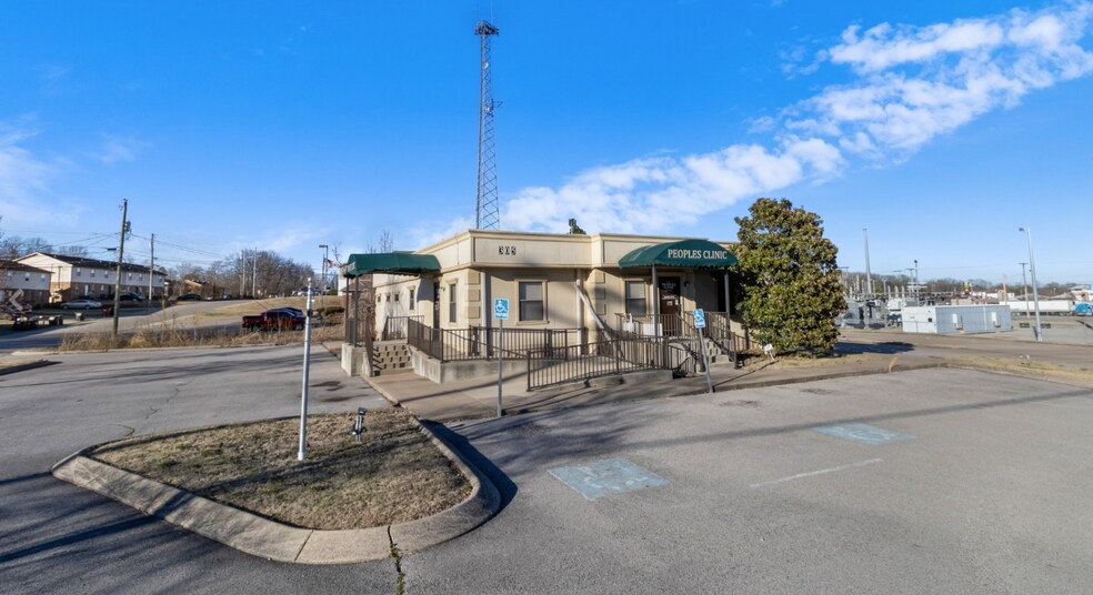 305 Dover Rd, Clarksville, TN à louer - Photo du bâtiment - Image 3 de 6