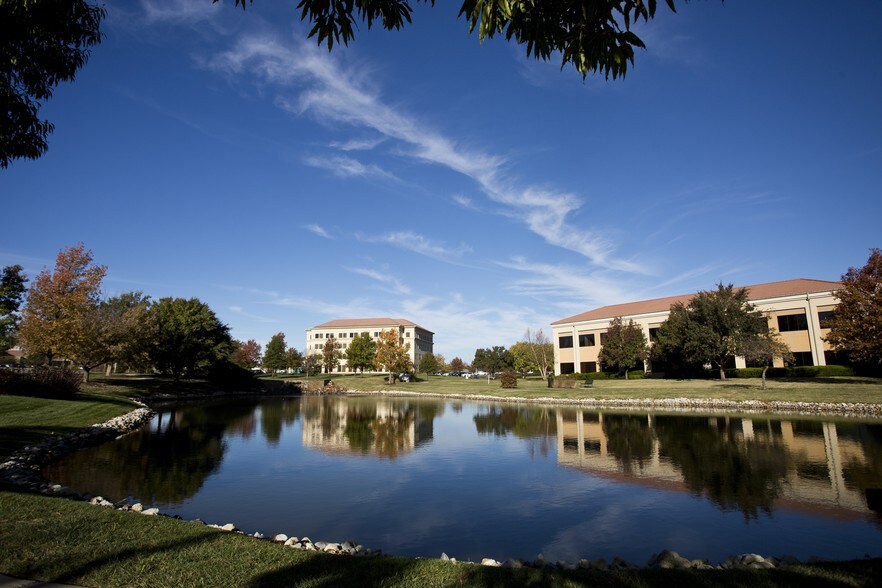 8301 E 21st St, Wichita, KS à vendre - Photo du bâtiment - Image 3 de 10