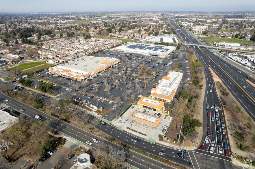 8451-8475 Elk Grove Blvd, Elk Grove, CA for lease - Building Photo - Image 2 of 4