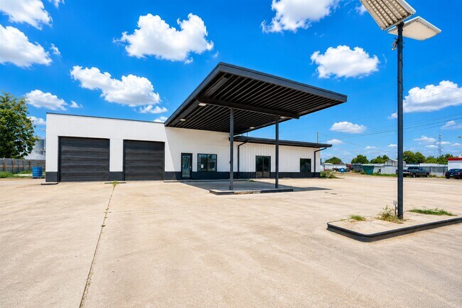 More details for 623 N Richmond Rd, Wharton, TX - Retail for Sale