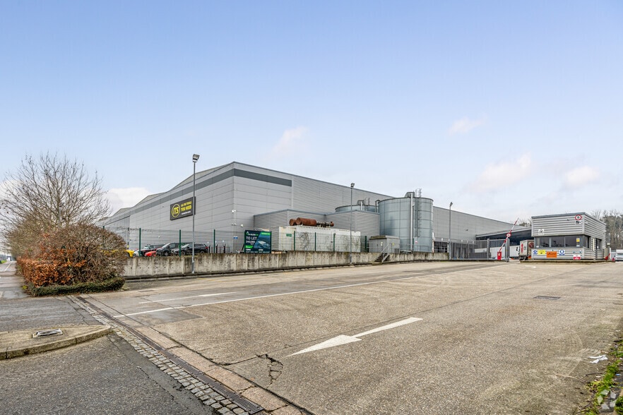 1 Edinburgh Way, Harlow for lease - Building Photo - Image 2 of 4