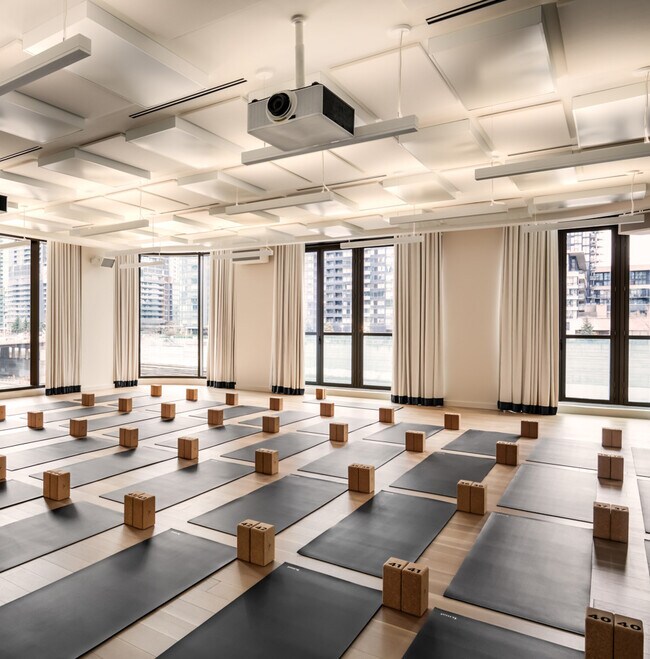 Plus de détails pour 577 Wellington St W, Toronto, ON - Commerce de détail à louer