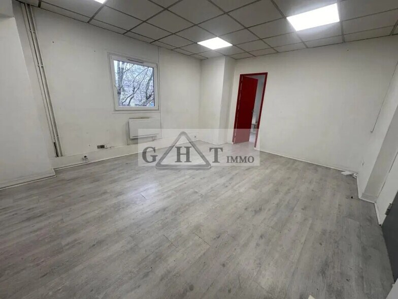 Bureau dans Bonneuil-sur-Marne à louer - Photo du bâtiment - Image 2 de 5