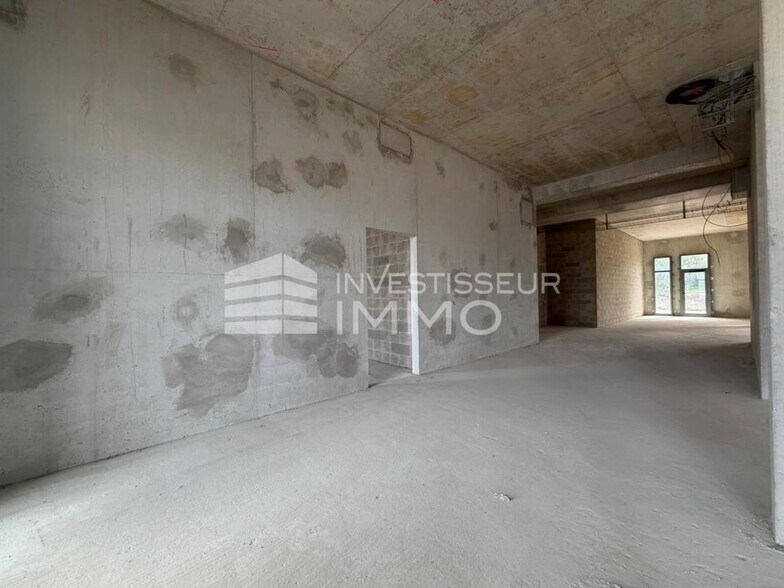 Retail in Serris for lease - Interior Photo - Image 2 of 4
