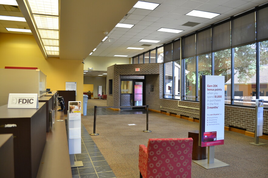 2 Victory Blvd, Poquoson, VA for lease - Lobby - Image 2 of 8