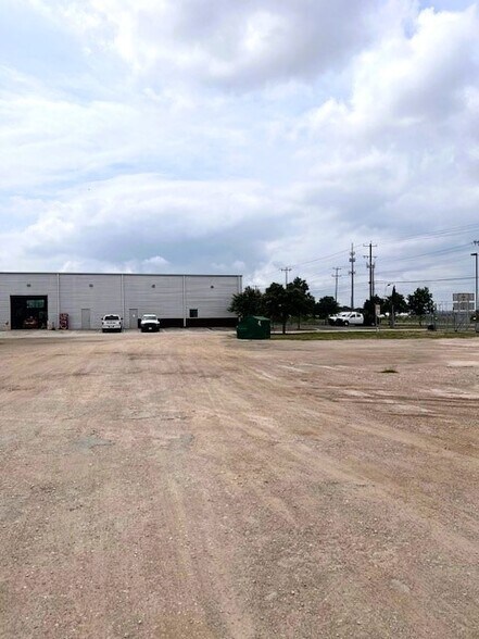 18680 Marbach Ln, San Antonio, TX à louer - Photo du bâtiment - Image 3 de 8