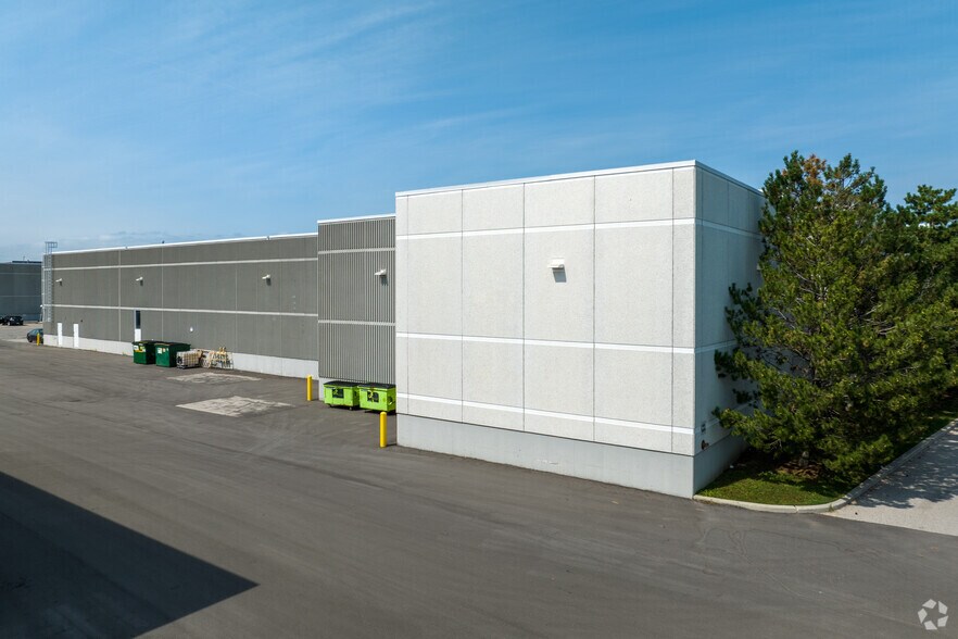 3300 Ridgeway Dr, Mississauga, ON à louer - Photo du bâtiment - Image 2 de 4