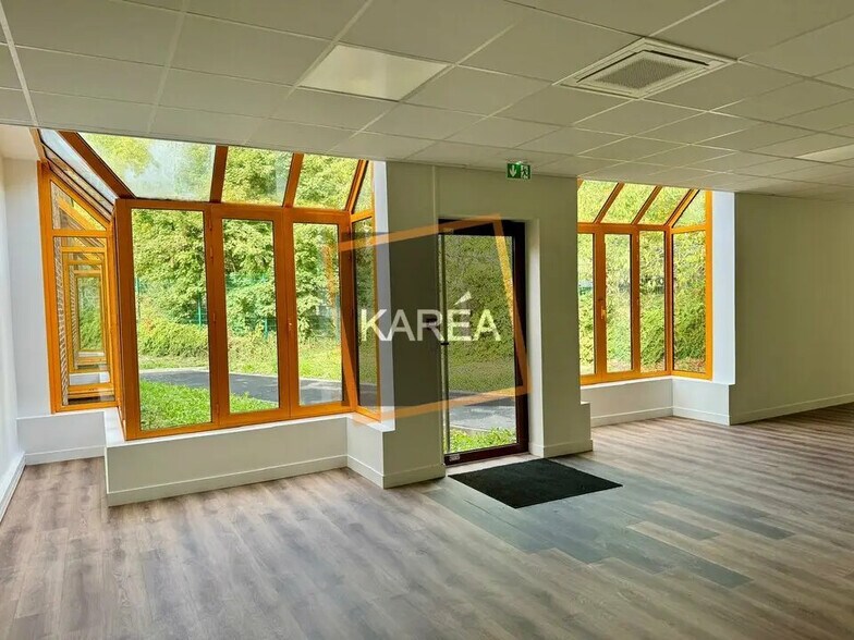 Flex in Croissy-Beaubourg for lease - Interior Photo - Image 1 of 5