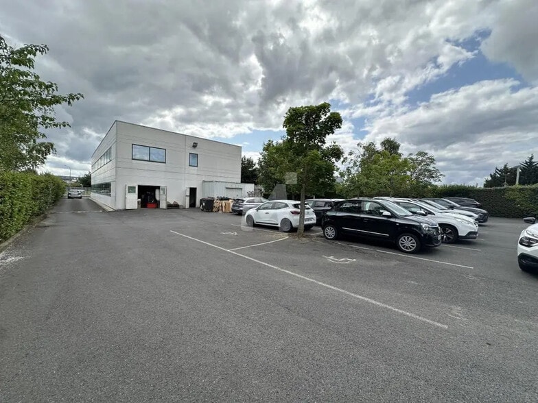 Flex in Morangis for lease - Building Photo - Image 2 of 12