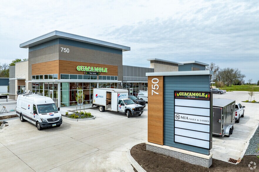 750 Hickman Rd, Waukee, IA à louer - Photo du bâtiment - Image 2 de 8