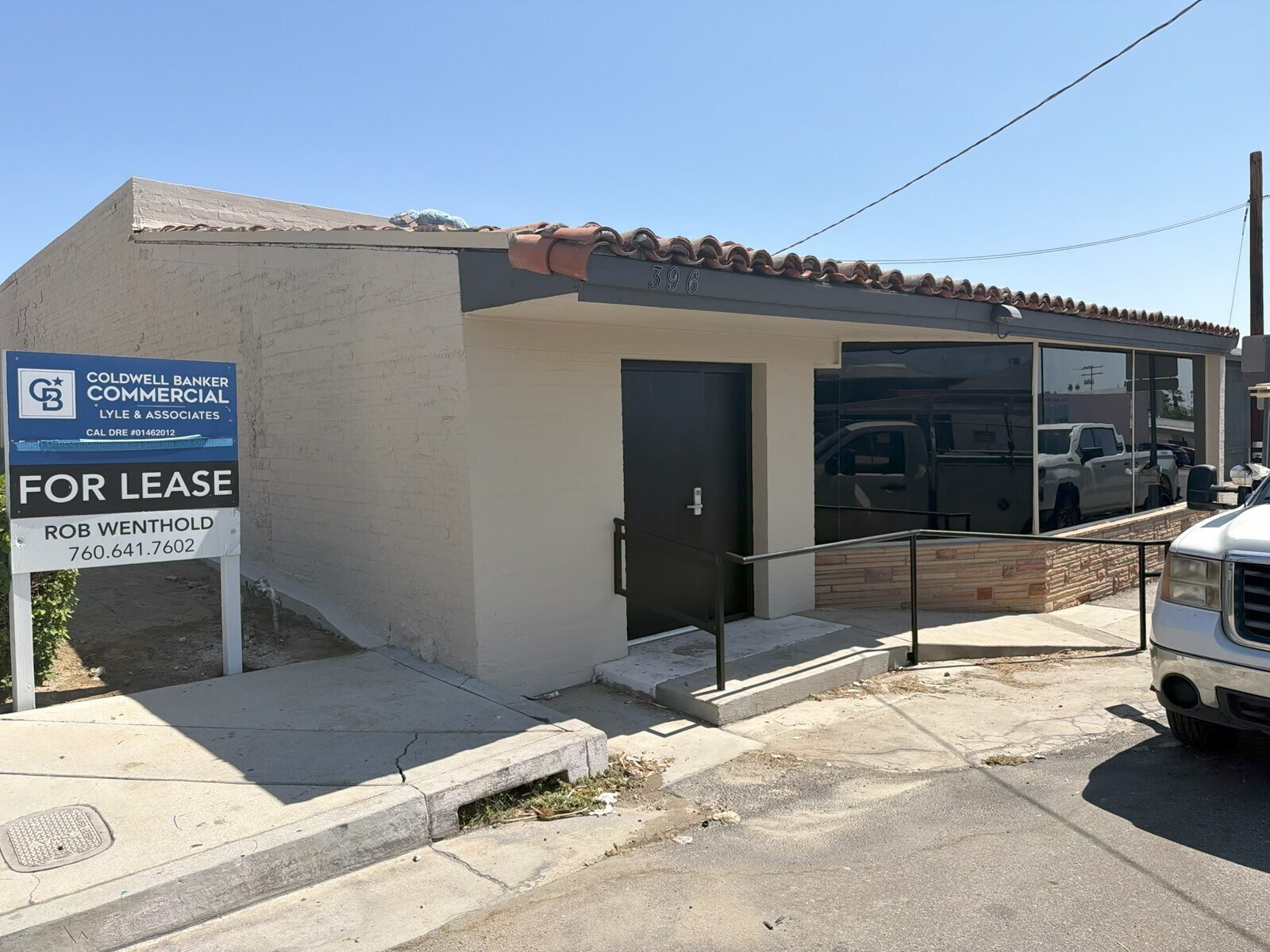 396-400 E Sunny Dunes Rd, Palm Springs, CA for lease Building Photo- Image 1 of 17