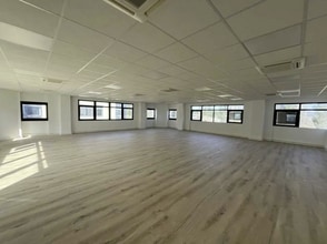 350 Avenue Jean-René Guillibert Gautier De La Lauzière, Aix-en-Provence for lease Interior Photo- Image 2 of 2