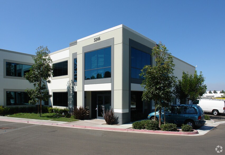 3246 Grey Hawk Ct, Carlsbad, CA à louer - Photo du bâtiment - Image 2 de 4
