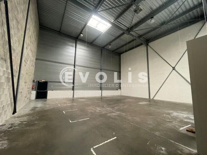 Industrial in SAINT-JEAN-D'ILLAC for lease - Interior Photo - Image 3 of 6