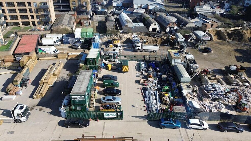 Trout Rd, West Drayton à louer - Photo du bâtiment - Image 3 de 12