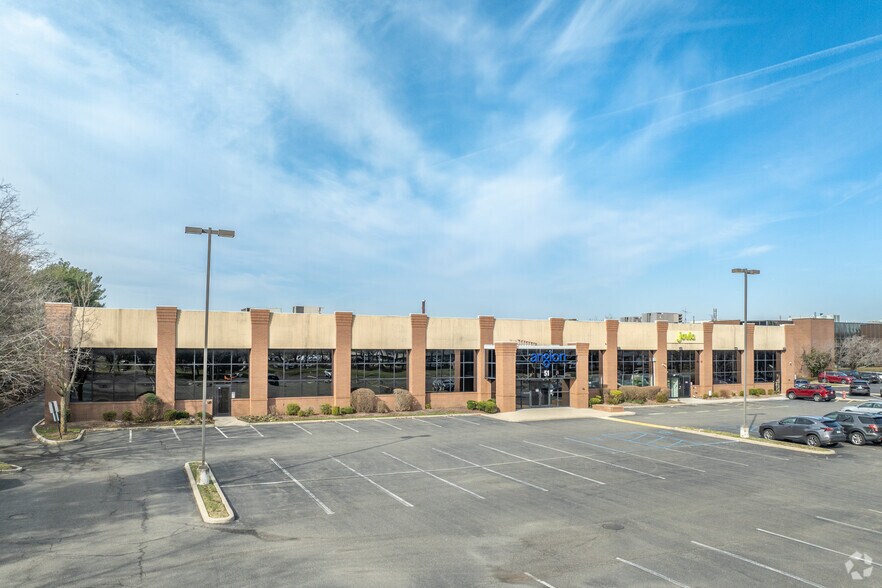 51 Charles Lindbergh Blvd, Uniondale, NY à louer - Photo du bâtiment - Image 2 de 9