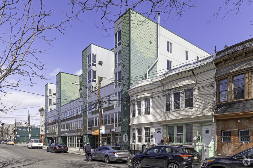 2330 Hoffman St, Bronx, NY for lease - Building Photo - Image 2 of 5