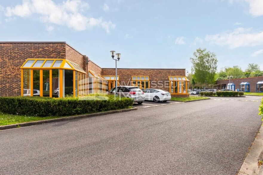 Bureau dans Croissy-Beaubourg à louer - Photo du bâtiment - Image 2 de 4