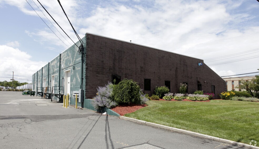 14 Jules Ln, New Brunswick, NJ à louer - Photo du bâtiment - Image 3 de 4